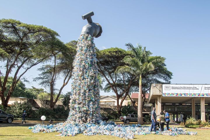Ναϊρόμπι 27/2/2022 – Καλλιτεχνική παρέμβαση του Καναδού ακτιβιστή και καλλιτέχνη Benjamin von Wong για την ευαισθητοποίηση κατά της πλαστικής ρύπανσης έξω από τα κεντρικά γραφεία του ΟΗΕ για το Περιβάλλον.