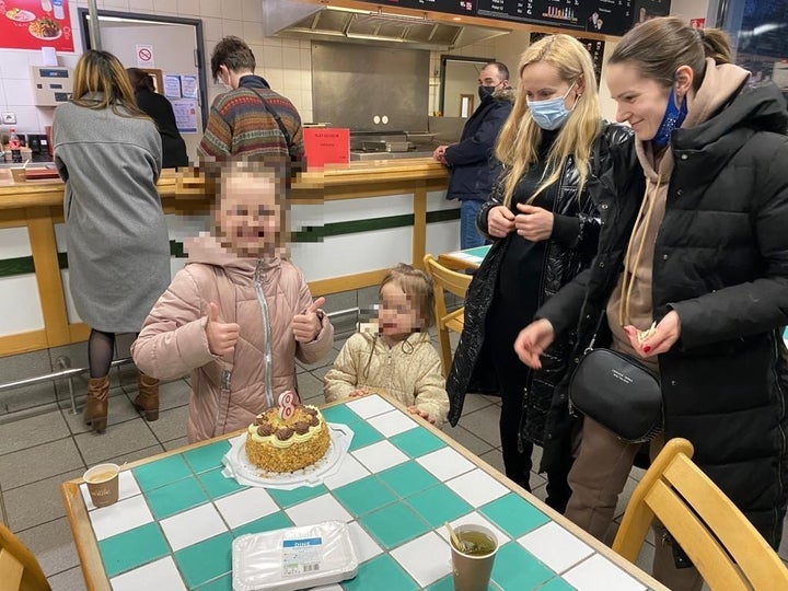 La celebración del cumpleaños de la pasajera más pequeña en un área de servicio durante la vuelta.