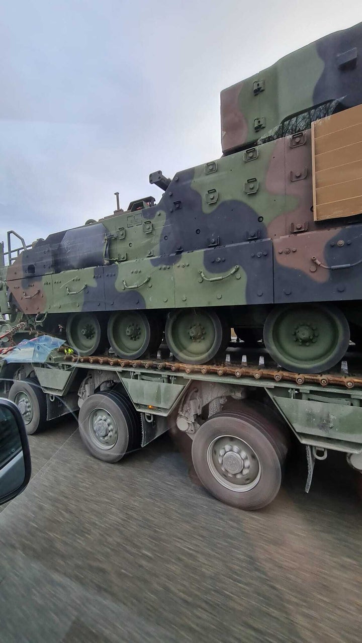 Imagen de un vehículo militar tomada desde sus furgonetas.