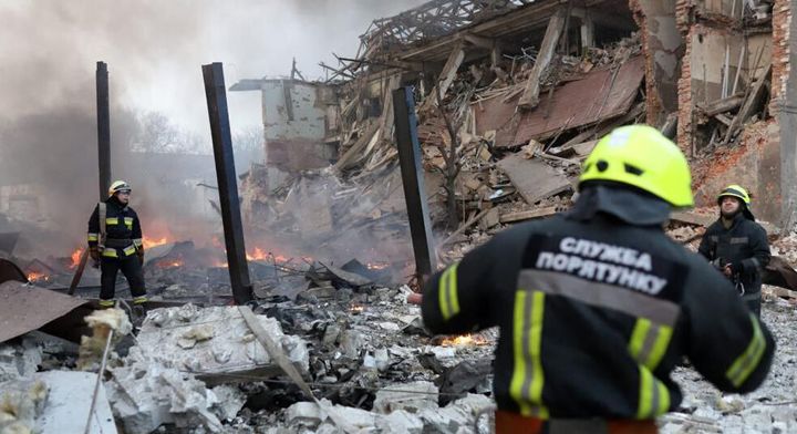 Πυροσβέστες μετά από ρωσικές αεροπορικές επιδρομές που έπληξαν οικισμούς και εργοστάσια στο Ντνίπρο της Ουκρανίας στις 11 Μαρτίου 2022