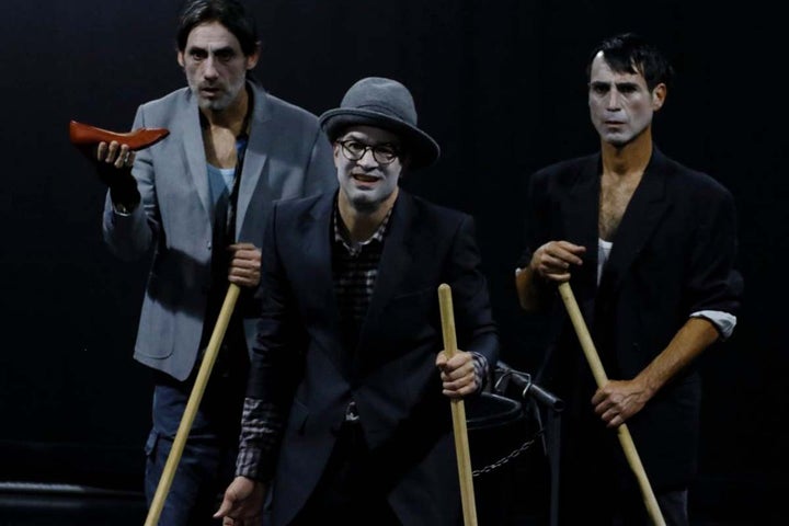 Los protagonistas de 'Los despiertos' en escena.
