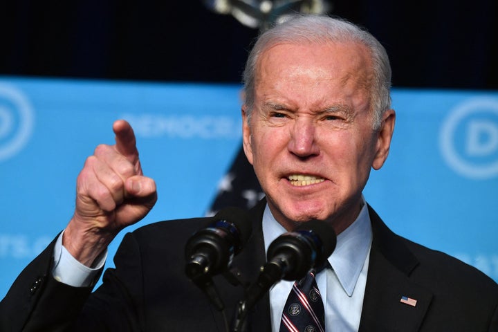 Gesto de enfado de Biden durante un discurso