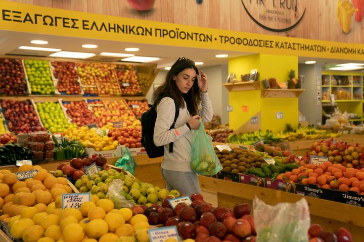 16 Φεβρουαρίου 2022. Μία Ελληνίδα σε κατάστημα τροφίμων στην Αθήνα. Παραμονές της ρωσικής εισβολής στην Ουκρανία, οι Έλληνες ήλπιζαν ότι ο πληθωρισμός ίσως υποχωρούσε εντός του έτους, αν και ορισμένες αυξήσεις στα τρόφιμα και στην ενέργεια θα παρέμεναν. Τρεις εβδομάδες αργότερα, κανένας δεν μπορεί να προβλέψει πόσο μακριά θα τραβήξει η κούρσα ανατιμήσεων, καθώς ο πόλεμος συνεχίζεται και οι κυρώσεις κατά της Ρωσίας συμπαρασύρουν τις δυτικές οικονομίες. (AP Photo/Petros Giannakouris)