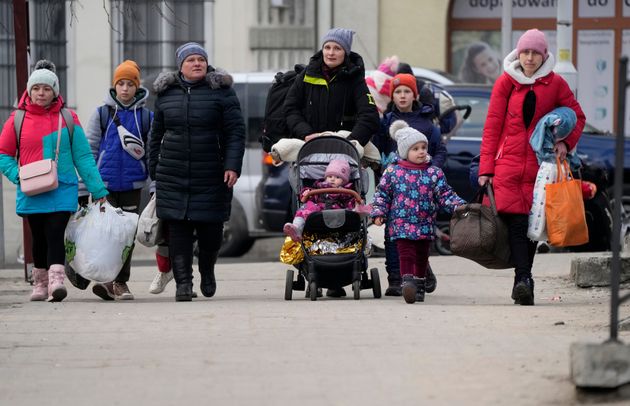 ウクライナから避難してきた人たち（ポーランド・プシェミシル駅周辺、2022年3月8日）