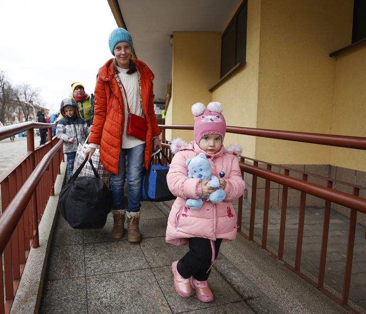 ウクライナから避難してきた人たち（ポーランド・プシェミシル駅、2022年3月9日）