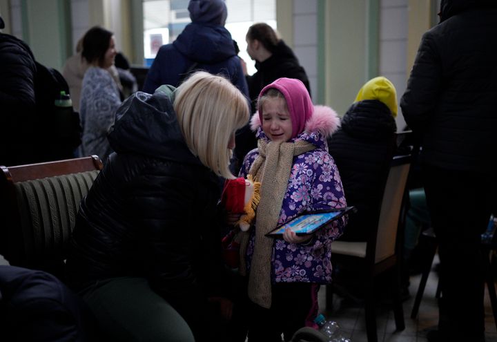 ウクライナから避難してきた人たち（ポーランド・プシェミシル駅、2022年3月8日）