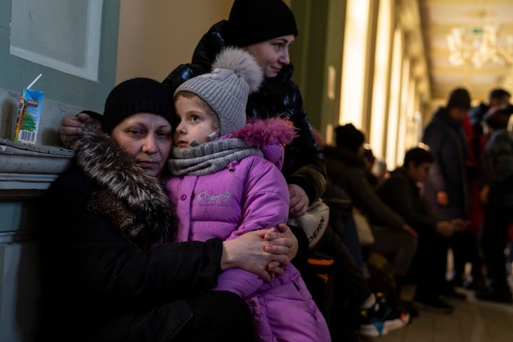 ウクライナから避難してきた人たち（ポーランド・プシェミシル駅、2022年3月11日）