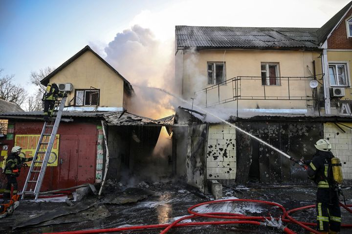 Les pompiers éteignent un incendie dans une maison après avoir bombardé Kiev.