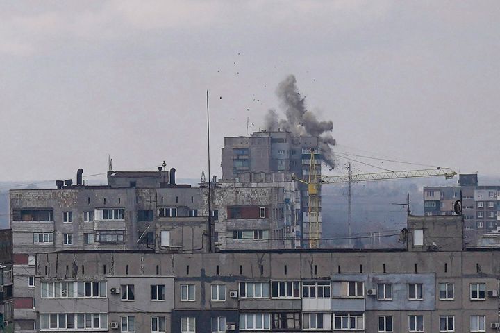Des explosions sont observées lors d'un bombardement dans un quartier résidentiel de Marioupol.