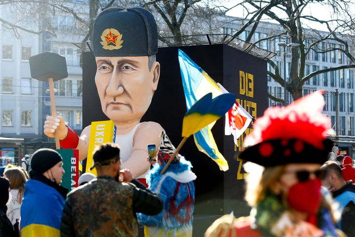 Kαρναβαλική φιγούρα που απεικονίζει τον Ρώσο Πρόεδρο Βλαντιμιρ Πούτιν σε αντιπολεμική διαδήλωση στην Κολωνία της Γερμανίας στις 28 Φεβρουαρίου 2022. REUTERS/Thilo Schmuelgen