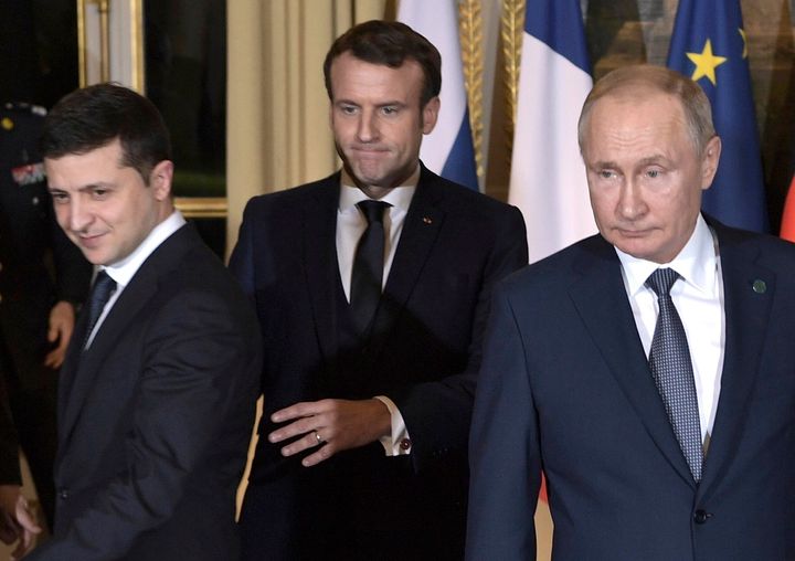 Φωτογραφία αρχείου. 9 Δεκεμβρίου 2015. Ο Γάλλος Πρόεδρος Εμανουέλ Μακρόν, Ρώσος Πρόεδρος Βλαντιμιρ Πούτιν και ο Ουκρανός Πρόεδρος Βολοντίμιρ Ζελένσκι συνομιλούσαν τότε με αντικείμενο την εφαρμογή των συμφωνιών για την ανατολική Ουκρανία. (Alexei Nikolsky, Sputnik, Kremlin Pool Photo via AP)