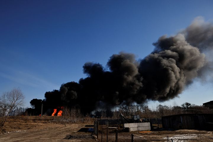 Καπνός υψώνεται από τις φλεγόμενες δεξαμενές καυσίμων που οι ντόπιοι είπαν ότι χτυπήθηκαν από πέντε ρουκέτες στην αεροπορική βάση Vasylkiv, μετά την εισβολή της Ρωσίας στην Ουκρανία, έξω από το Κίεβο της Ουκρανίας, 12 Μαρτίου 2022. REUTERS/Thomas Peter