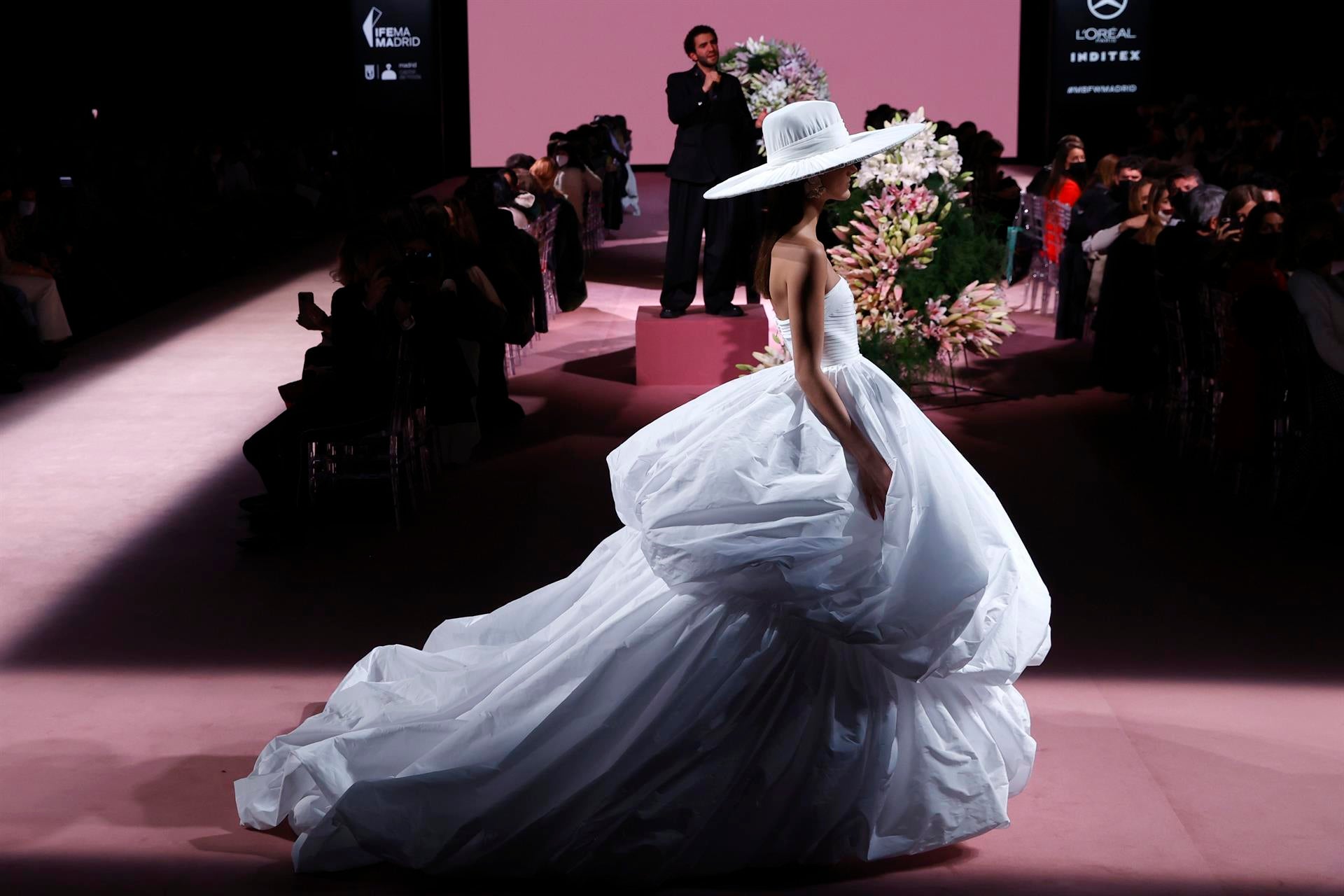 Este vestido de novia de Redondo Brand con lentejuelas y escote asimétrico  con volumen es el diseño más increíble que hemos visto en una boda tras el  coronavirus