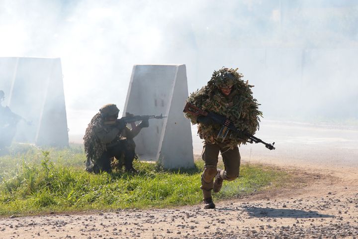 Ουκρανοί στρατιώτες κατά την διάρκεια άσκησης στο Διεθνές Κέντρο για τη Διατήρηση της Ειρήνης και την Ασφάλεια, στην βάση του Γιαβορίβ.