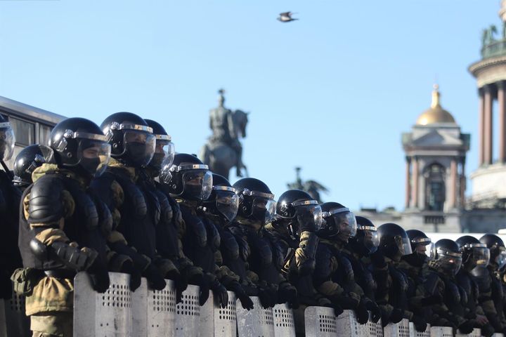 Policías antidisturbios desplegados frente a una manifestación contra la guerra en San Petersburgo, Rusia.