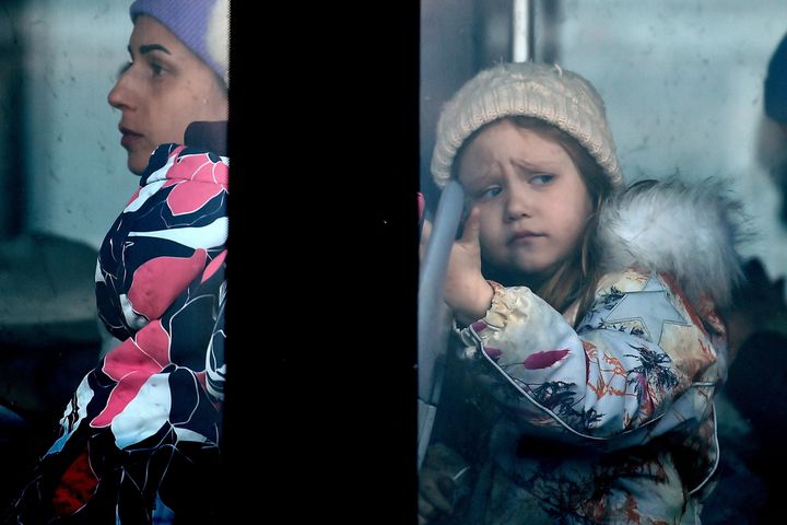 13 Μαρτίου 2022 Ένα παιδί κοιτά θλιμμένο πίσω από το τζάμι του λεωφορείου που θα το πάρει από την Ουκρανία για ένα πιο ασφαλές μέρος στη Ρουμανία.