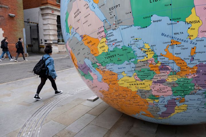 3 Μαρτίου 2022 Λονδίνο - London School of Economics Γλυπτό με τίτλο 'The World Turned Upside Down' (O κόσμος ανάποδα) του καλλιτέχνη Mark Wallinger