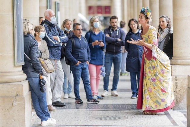 ポタン公爵夫人に扮してツアーを行うガブリエル・アルノー=ラザール氏(右)