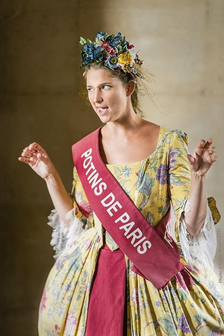 ガブリエル・アルノー＝ラザール氏扮するポタン公爵夫人は一風変わったパリのツアーを提供している