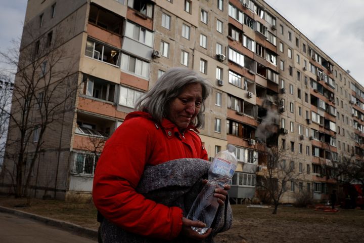 Κάτοικο στο Ομπολόν του Κιέβου εγκαταλείπει το σπίτι της μετά το χτύπημα του ρωσικού στρατού σε πολυκατοικία (14/32002)
