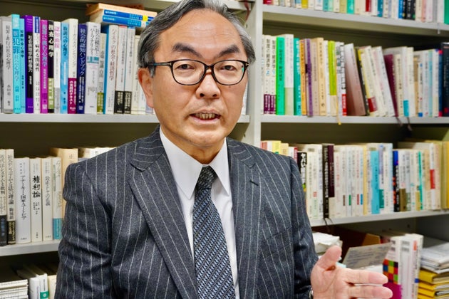 中央大の四方光教授。人種差別的な職務質問の背景に、教育の不徹底があると話す