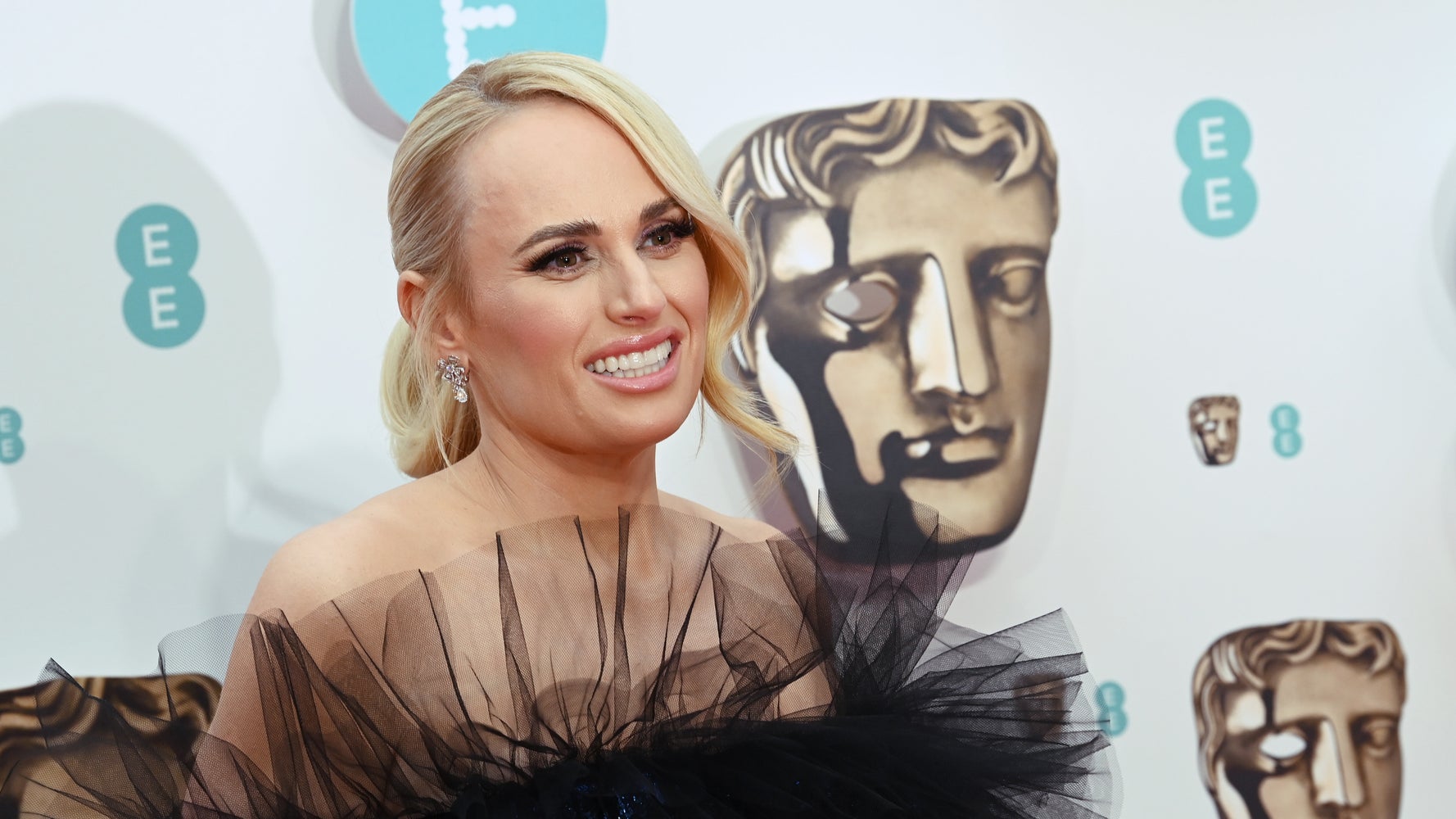 Rebel Wilson Gives Vladimir Putin The Finger At Baftas Huffpost Entertainment