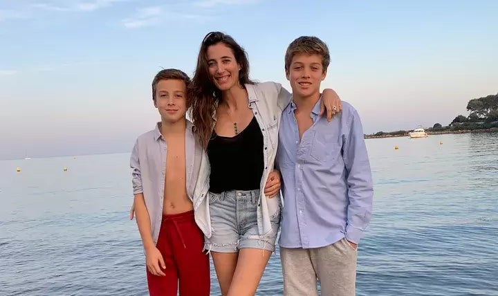 La cofondatrice de Kama, Chloé Macintosh, avec ses deux fils