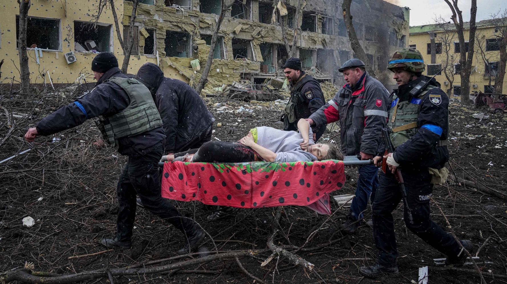 Pregnant Woman In Stretcher Photo, Baby Die After Russia Bombed Maternity Ward