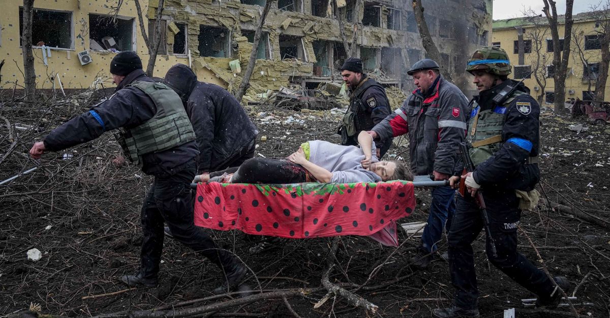 Pregnant Woman In Stretcher Photo, Baby Die After Russia Bombed Maternity Ward