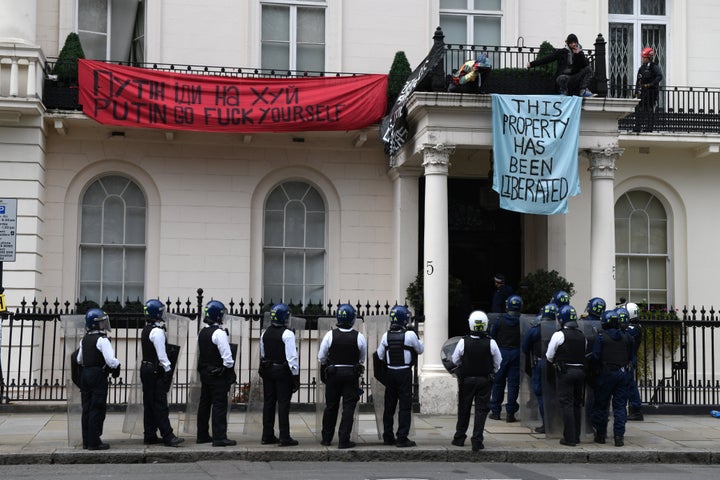 A large group of police officers in riot gear arrived to remove squatters from a property reported to belong to Russian oligarch Oleg Deripaska on Monday.