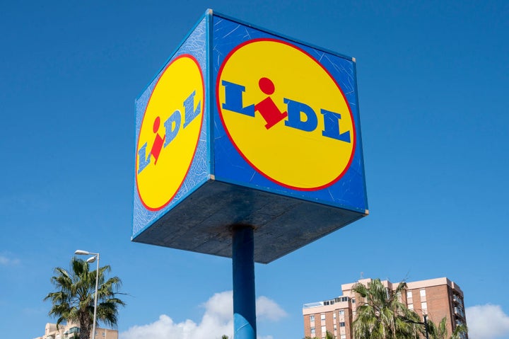 Cartel con el logotipo de Lidl en un supermercado de Alicante.