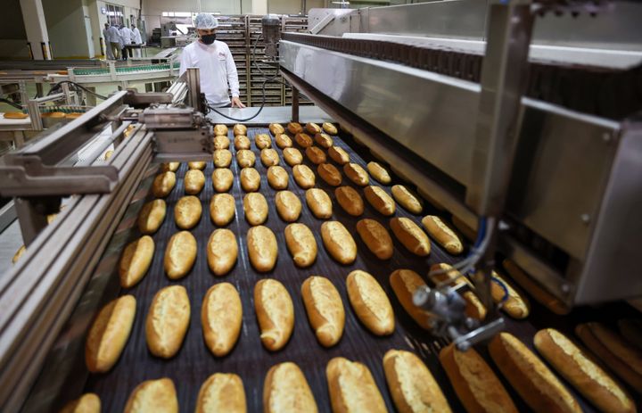Εργοστάσιο που παράγει ψωμί στην Κωνσταντινούπολη. Η Τουρκία είναι από τις χώρες που θίγει άμεσα τυχόν διακοπή των εξαγωγών σιταριού και άλλων δημητριακών από την Ρωσία. Picture taken December 7, 2021. REUTERS/Umit Bektas