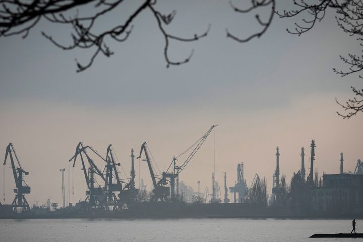 23 Φεβρουαρίου 2022. Το λιμάνι της Μαριούπολης αποτελεί βασικό κόμβο στις εξαγωγές σιταριού και καλαμποκιού της Ουκρανίας και της Ρωσίας. Οι τεράστιοι γερανοί φόρτωσης παραμένουν ακίνητοι εδώ και τρεις εβδομάδες, ενώ η πόλη παραμένει αποκλεισμένη από τις ρωσικές στρατιωτικές δυνάμεις. (AP Photo/Sergei Grits, File)