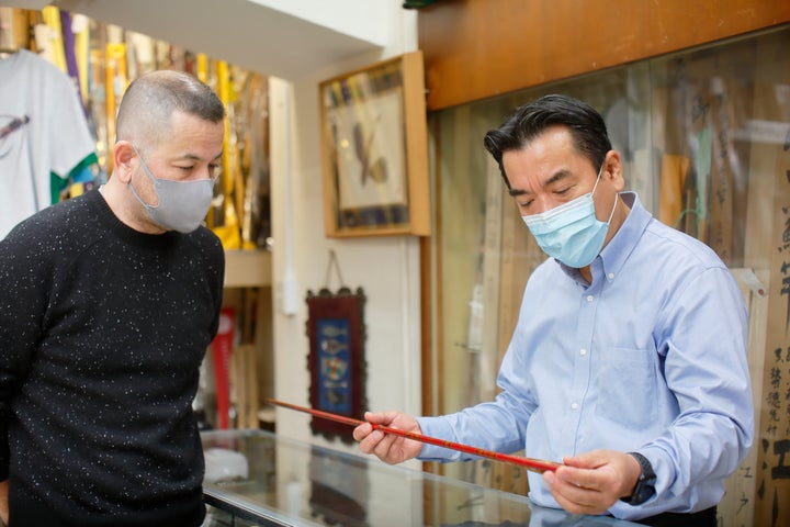 レアな釣竿について語り合う櫻井・リーダーと高階・副リーダー。釣りと海を愛する気持ちがひしひしと伝わってきた。