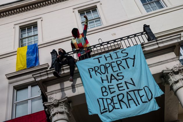 オリガルヒの邸宅を占拠した抗議者たち（イギリス・ロンドン、2022年3月14日）
