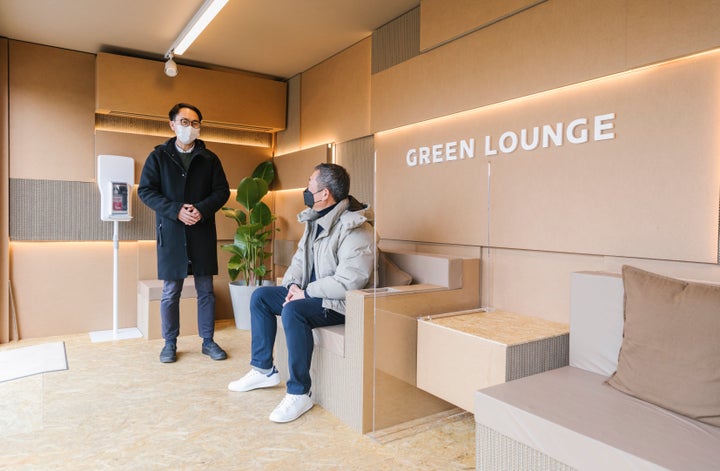 GREEN LOUNGEを体験。今回は日産自動車の担当者が案内した。ラウンジ内の家具をはじめとした内装は、段ボールとリサイクル可能素材でできている。