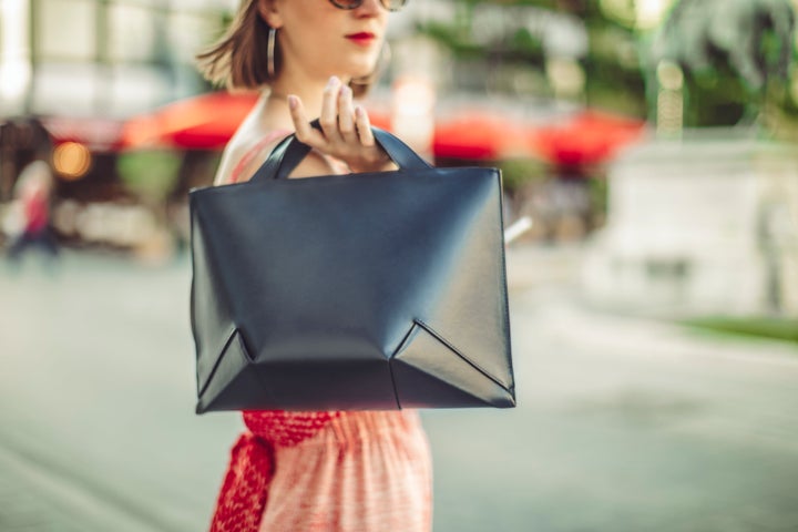 レザーバッグを持った女性(イメージ画像)