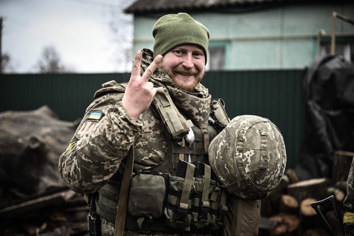 Un soldado ucraniano hace el signo de la victoria desde el frente contra los rusos, en el norte de Kiev, el pasado 3 de marzo.