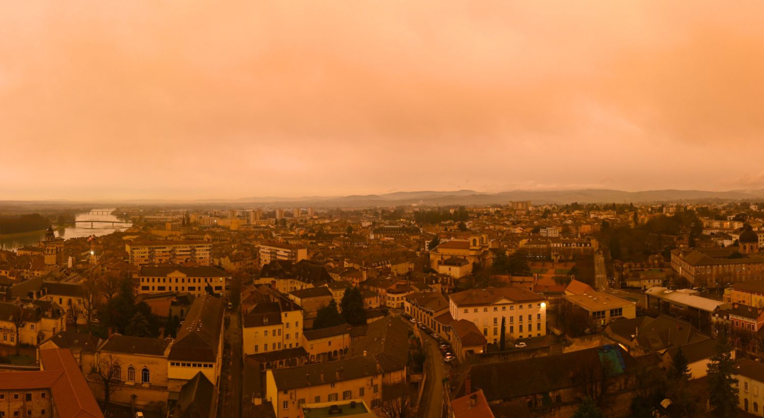 Bordeaux et Lyon se réveillent sous le sable du Sahara