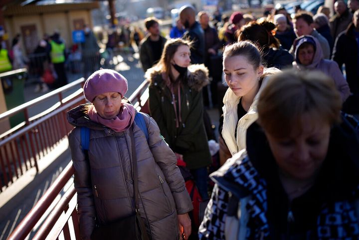 Κόσμος περιμένει να επιβιβαστεί σε τρένο που φεύγει για το Λβιβ της Ουκρανίας, από τον σταθμό του Πρζεμίσλ της Πολωνίας, στις 14 Μαρτίου.