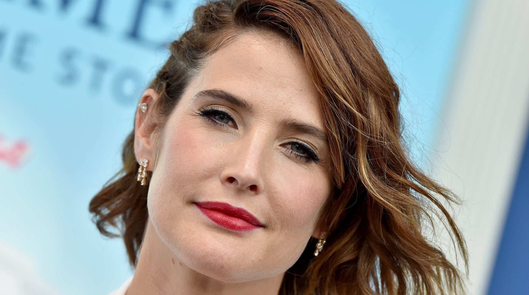 Cobie Smulders Makes Surprise Return As Robin On How I Met Your Father Cobie Smulders Makes Surprise Return As Robin On How I Met Your Father
