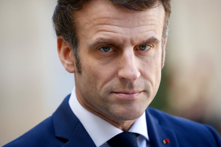 Emmanuel Macron, mirando a cámara.