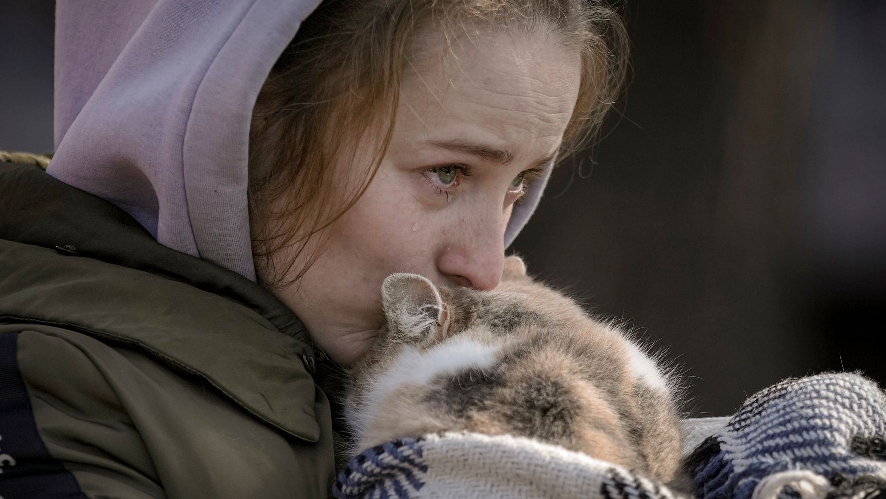 Des photos déchirantes montrent des Ukrainiens fuyant la guerre avec des animaux de compagnie