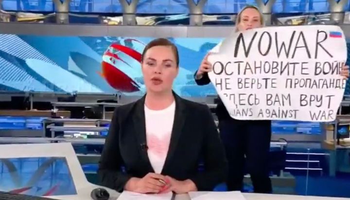 ロシアの国営テレビ。スタッフが戦争反対を訴えた際の様子