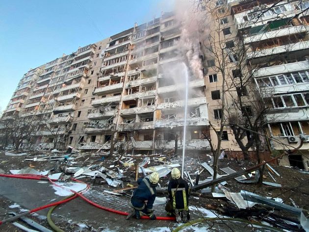 Un immeuble résidentiel endommagé par des bombardements russes, à Kiev en Ukraine,...