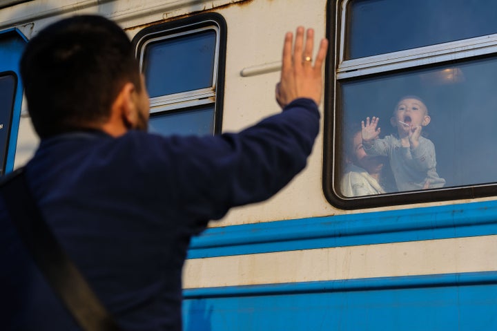 Η στιγμή του αποχαιρετισμού μιας οικογένειας