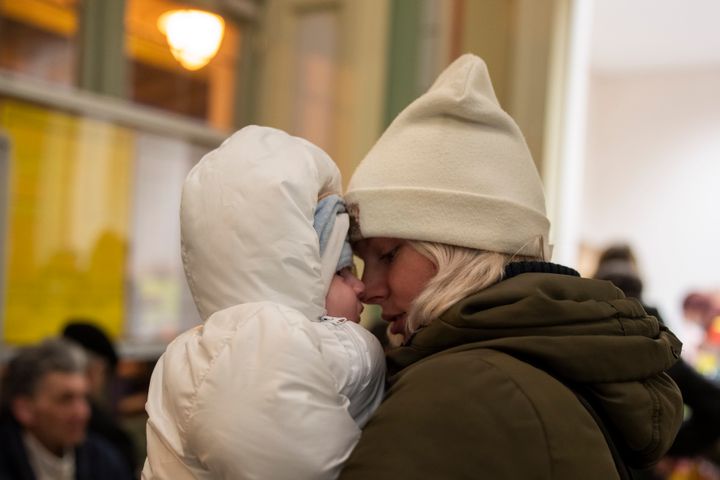 Πρόσφυγας από την Ουκρανία με το παιδί της στην αγκαλιά