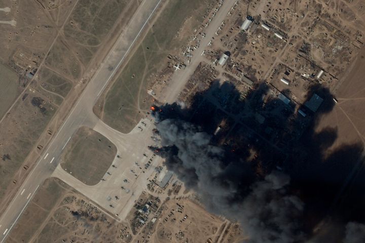 Δορυφορική εικόνα από τα εργαστήρια Planet Labs PBC, όπου διακρίνεται φωτιά και καπνός στο Διεθνές Αεροδρόμιο της Χερσώνας στις 15 Μαρτίου 2022. Πιθανόν από ουκρανική επίθεση σε αεροπορική βάση που χρησιμοποιούσαν ρωσικά ελικόπτερα τα οποία επλήγησαν. (Planet Labs PBC via AP)