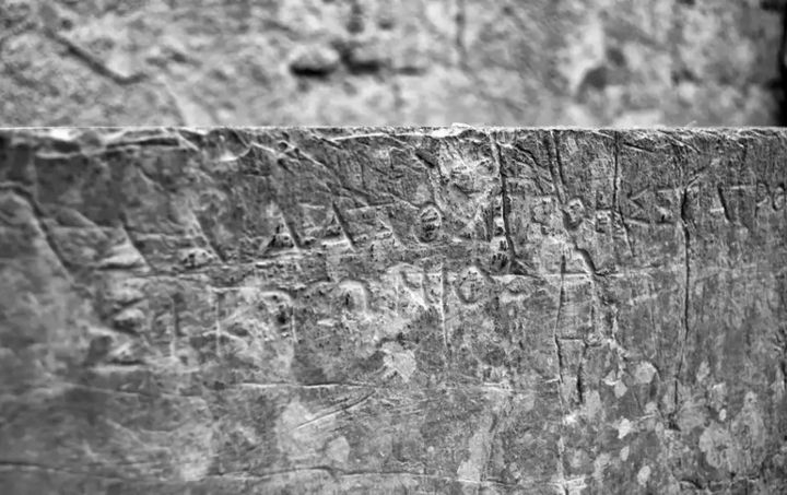 Σκαλισμένα ονόματα αθλητών που δωροδοκήθηκαν σε επιγραφές αγαλμάτων στην Αρχαία Ολυμπία