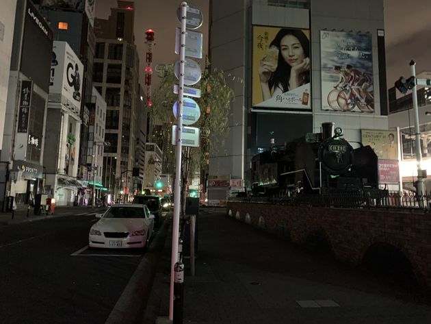 地震の影響で停電した新橋駅前＝3月17日、東京都港区